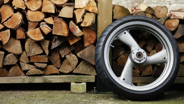 Top 5 pneus moto Bridgestone pour performance et confort